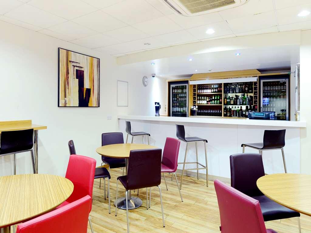 Travelodge London Euston Ресторан фото